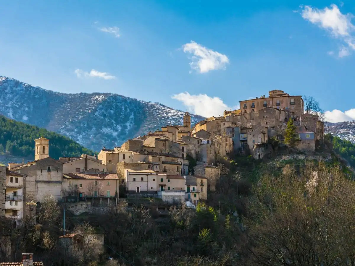 In Abruzzo c’è un borgo in bilico tra le montagne che custodisce laghi color smeraldo e un eremo millenario