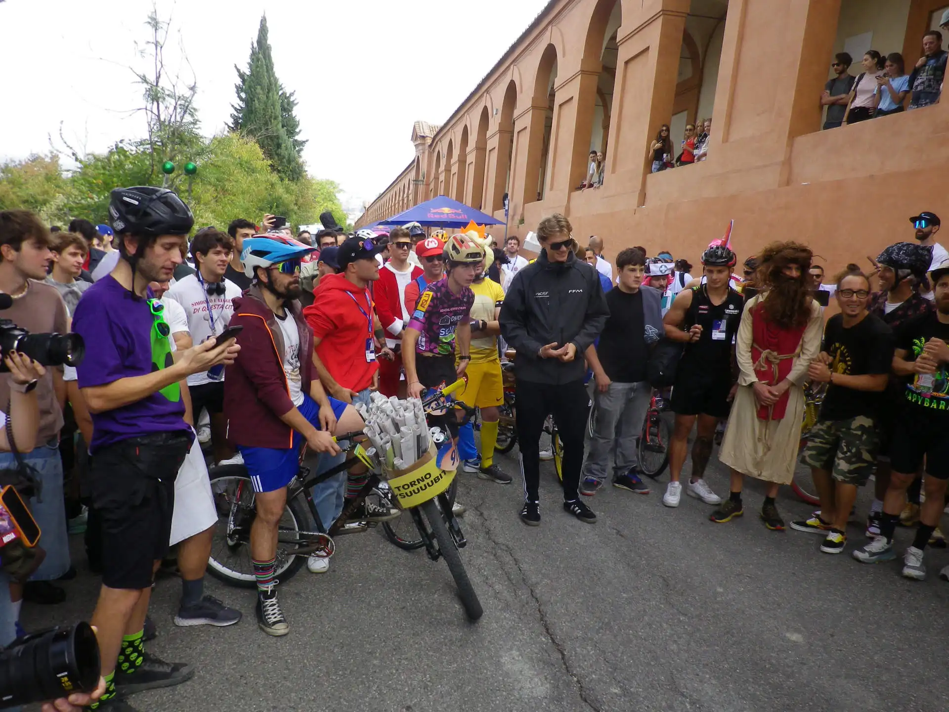 Ho fatto la Red Bull Scatené e la ripida salita di San Luca con tanta goliardica e irriverenza