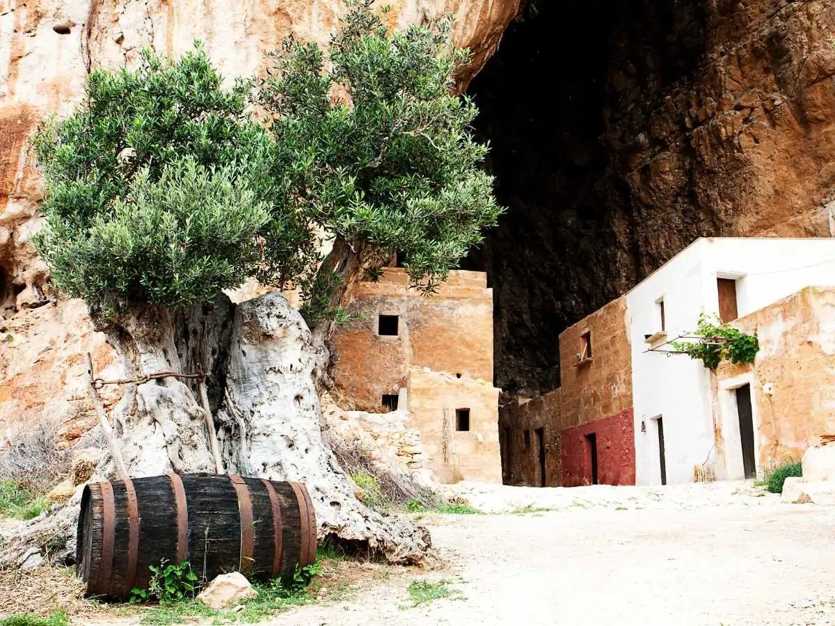 In Italia c’è un borgo antico costruito dentro una gigantesca caverna, ed è davvero unico