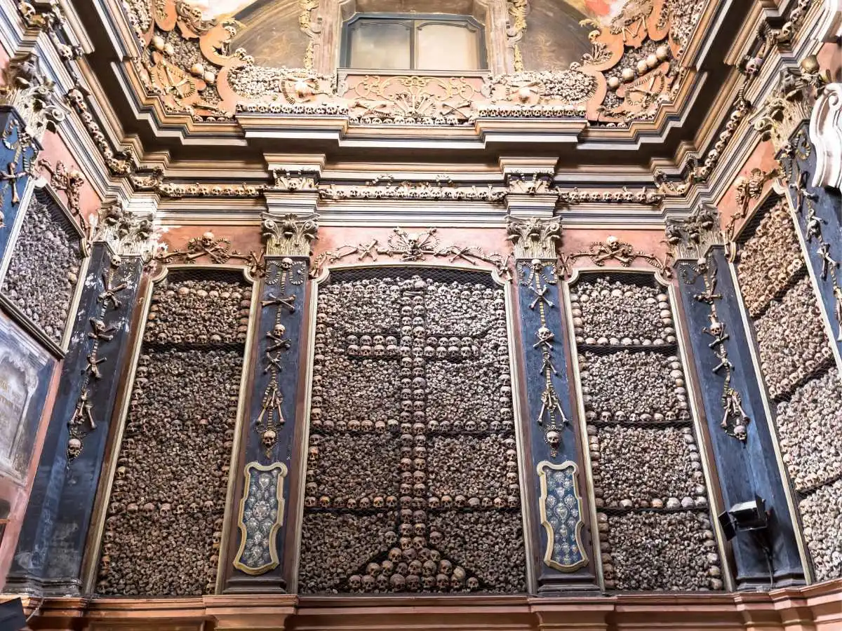La chiesa di Milano piena di ossa che, secondo la leggenda, il 2 novembre riprendono vita