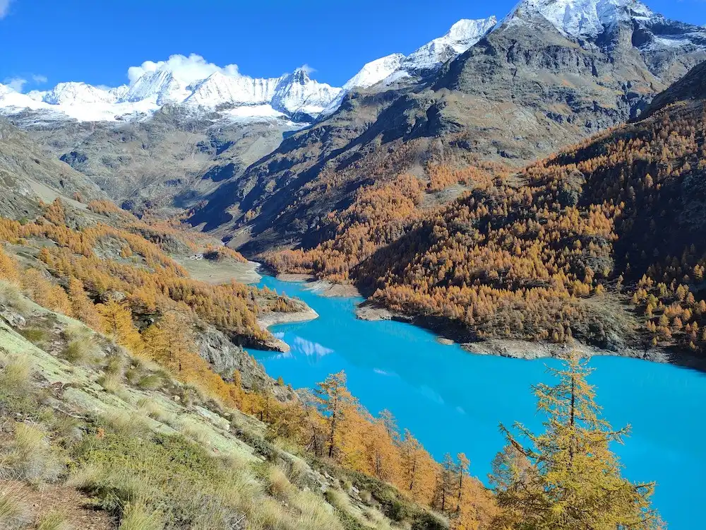 Sette laghi turchesi di montagna da vedere a ottobre, quando le faggete sono dorate e le acque sono azzurre