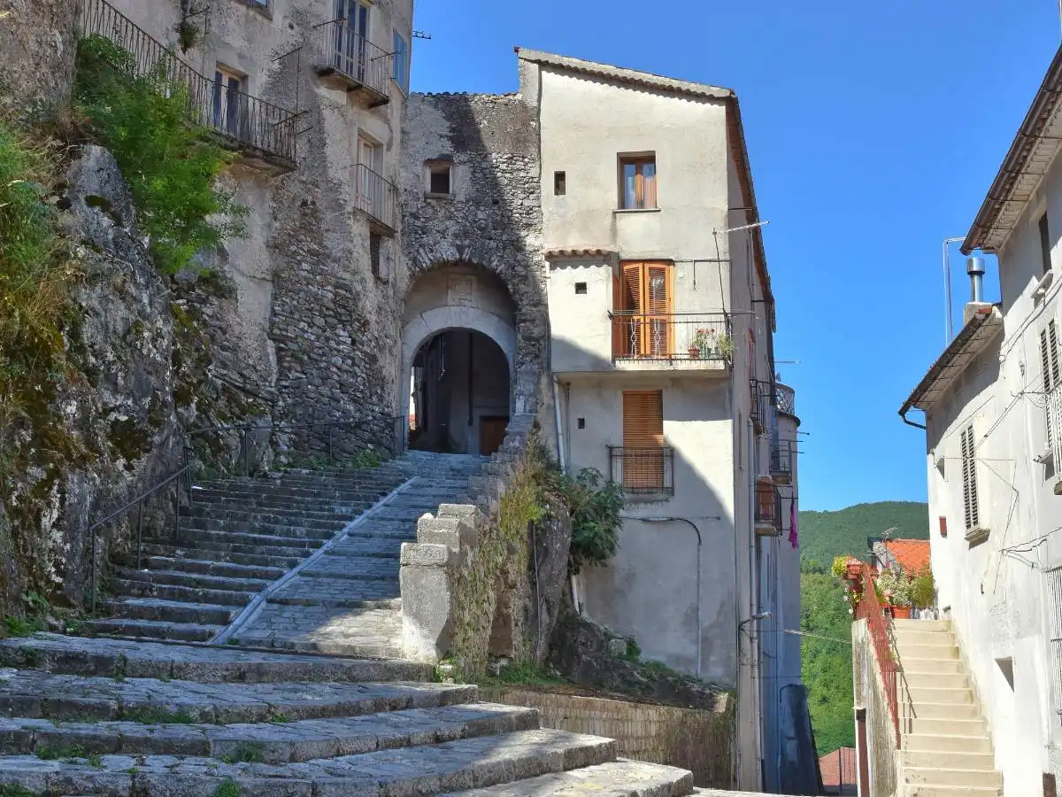 In questo borgo italiano segreto si troverebbe la vera tomba della Gioconda