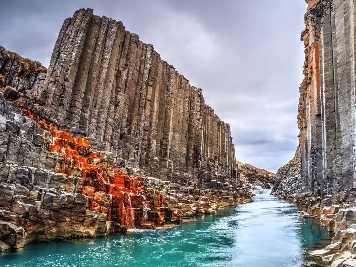 Il canyon d’Europa rimasto nascosto fino a 20 anni fa: Studlagil è un capolavoro segreto della natura