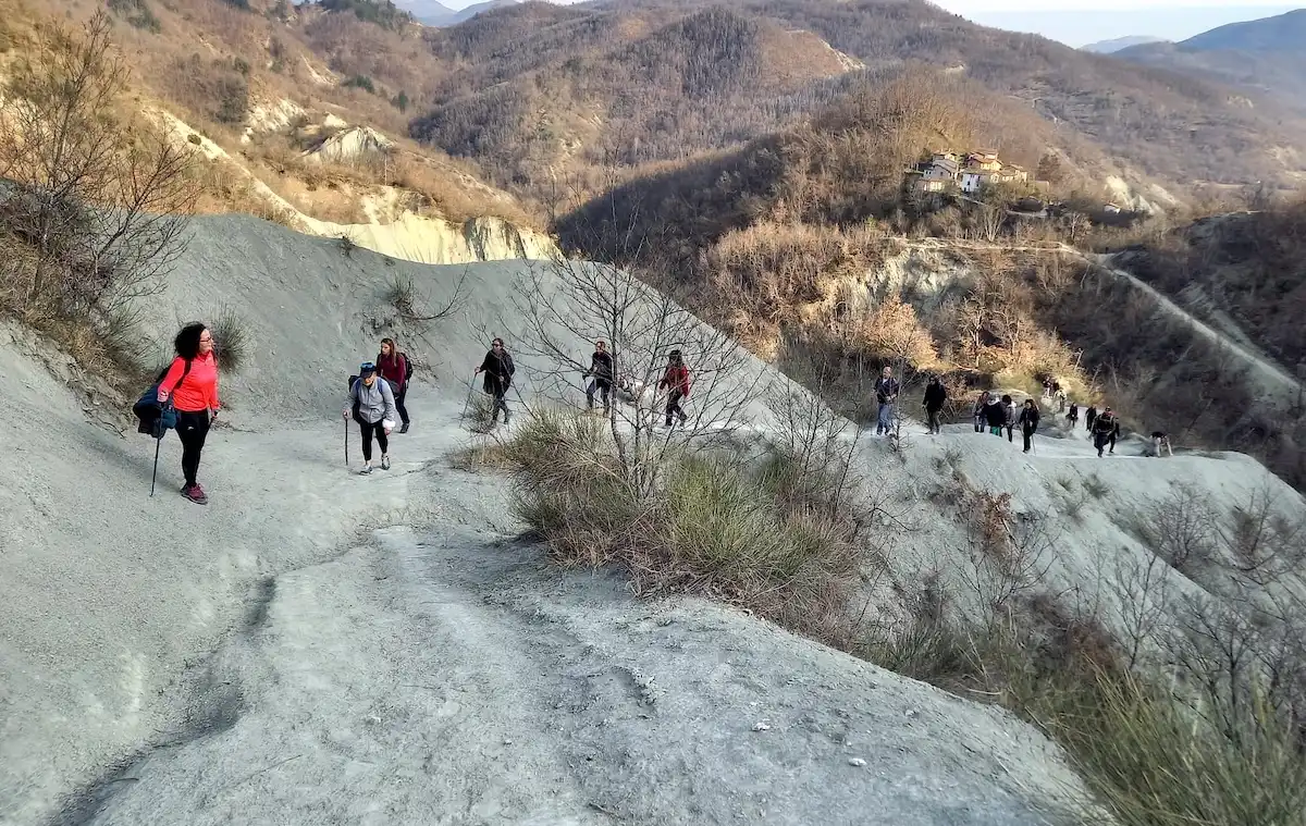 Guglie di argilla, un castello medievale e sentieri della Via del Sale: i Calanchi di Nivione, meta da weekend in Lombardia