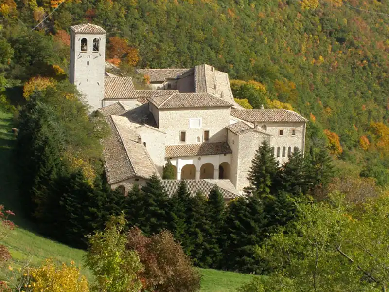 Il monastero con lo scriptorium a orologio solare: Fonte Avellana è uno dei segreti meglio custoditi delle Marche
