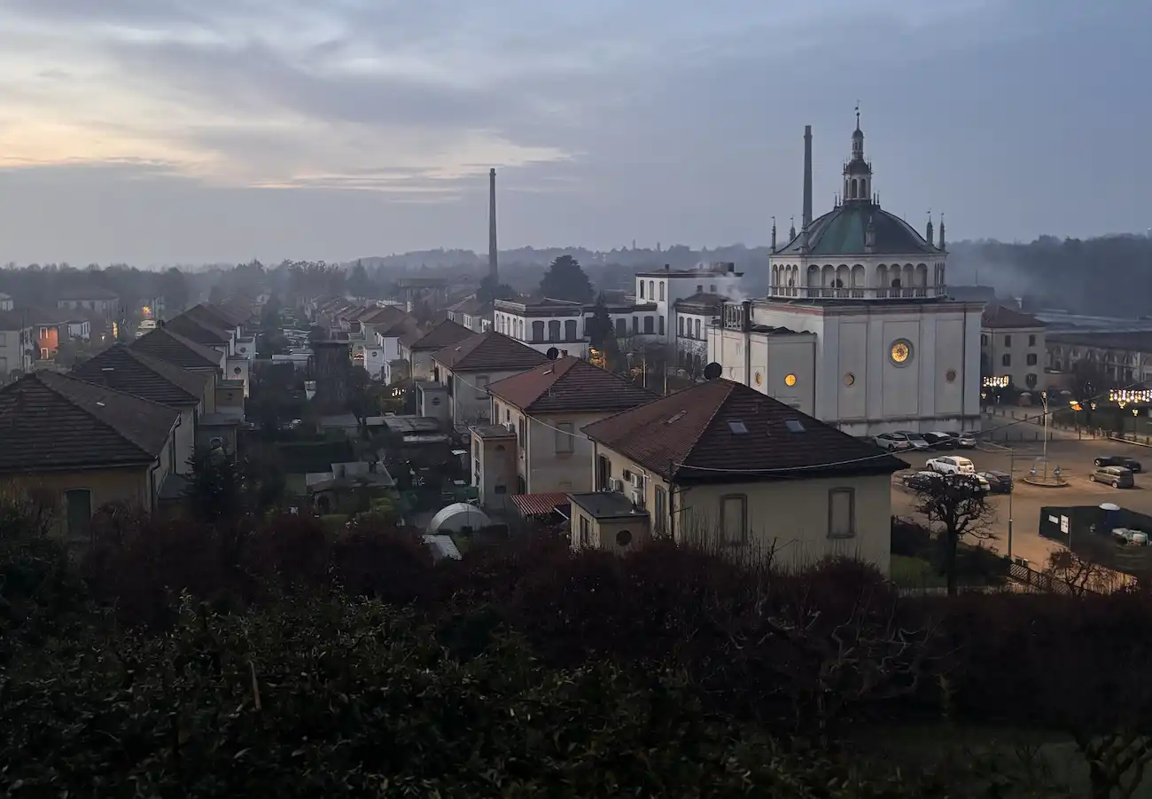 Halloween in Lombardiaa Crespi d’Adda, un villaggio UNESCO dove indagare su un omicidio irrisolto