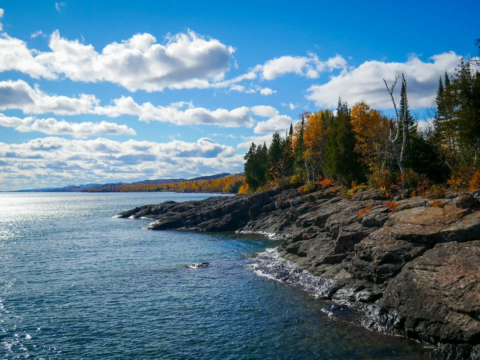 In Minnesota c’è una strada lungo un lago che sembra un mare: la North Shore
