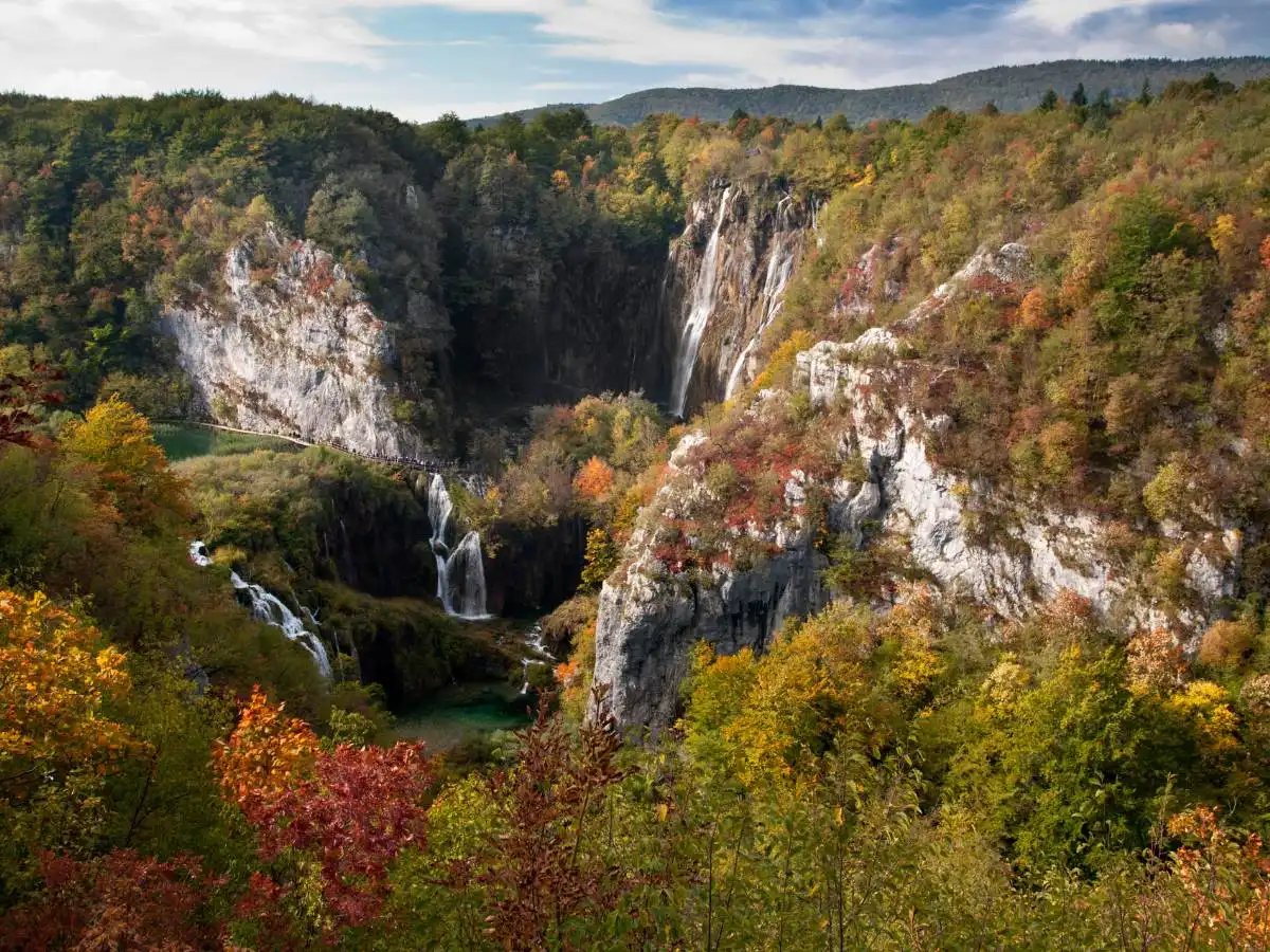 Tra cascate turchesi e foreste color rame, qui puoi ammirare il foliage più emozionante d’Europa