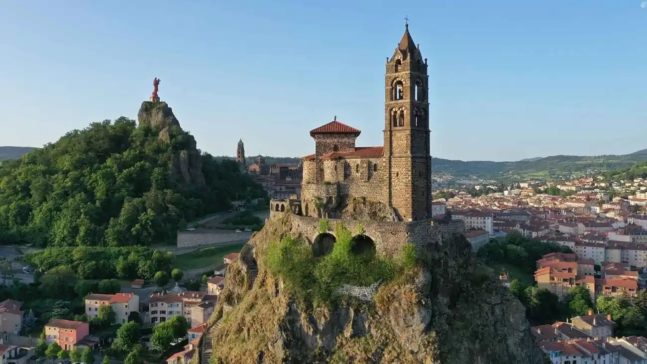 La cappella in cima al picco di lava che sovrasta il borgo: Saint-Michel d’Aiguilhe è unica