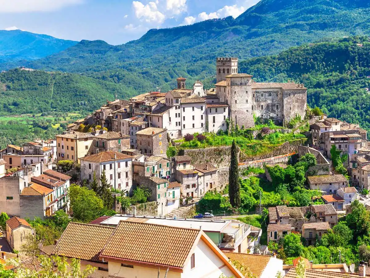 Nel Lazio c’è un borgo soprannominato “Piccola Parigi”, un susseguirsi di castelli e antiche botteghe