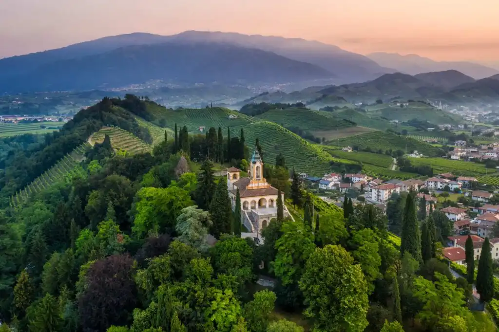 Il borgo in Veneto tra abbazia, vigneti UNESCO e sentieri sul Piave: Vidor dà il meglio in autunno