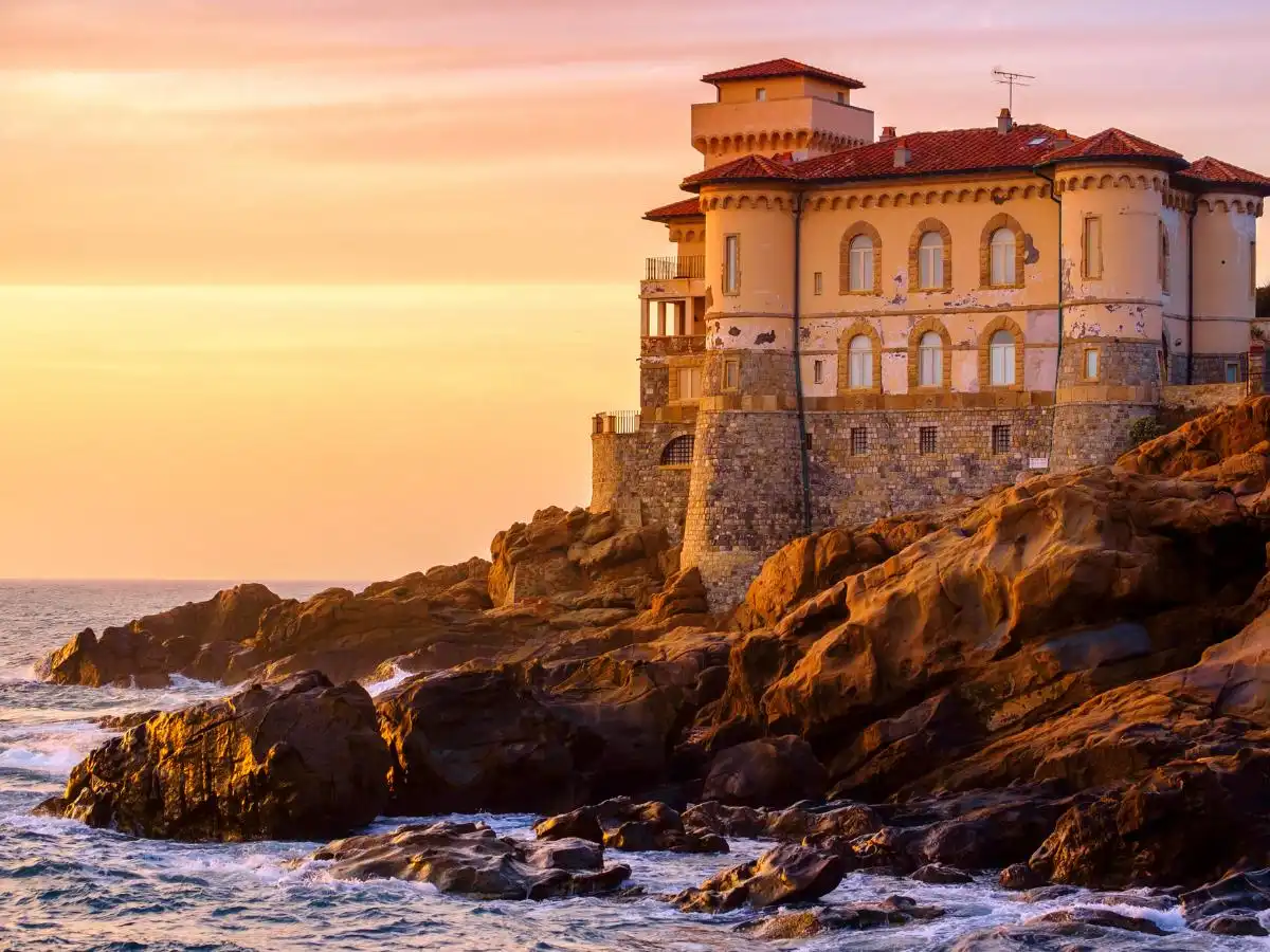 Tramonti da sogno e architetture misteriose: questo castello della Toscana è il guardiano di silenzio