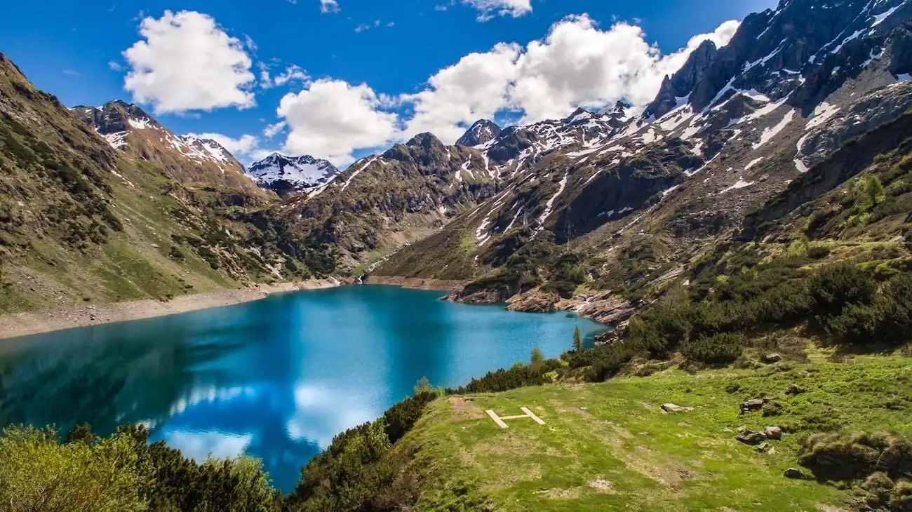 La diga, il ghiacciaio e le cascate: il lago del Barbellino in Val Seriana è un gioiello azzurro