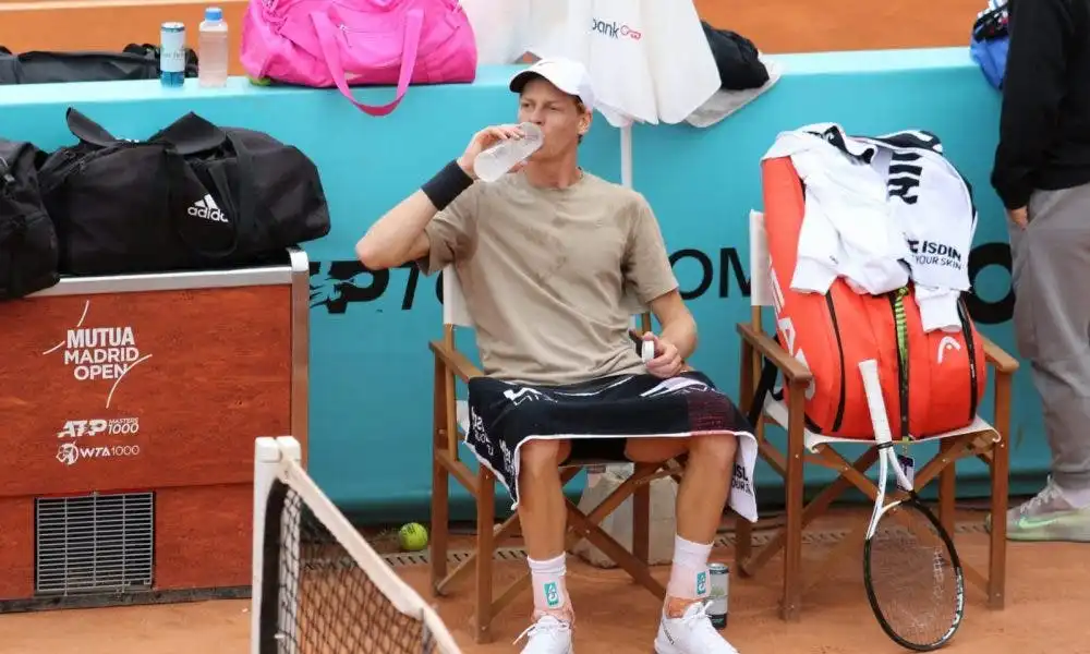 ATP Madrid, Sinner si ritira dal torneo: “L’anca mi fa sempre più male”