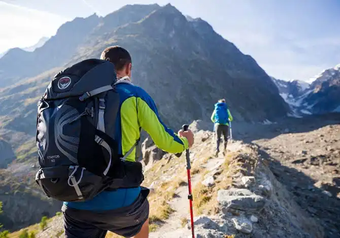 Come scegliere lo zaino da trekking per andare a camminare in montagna