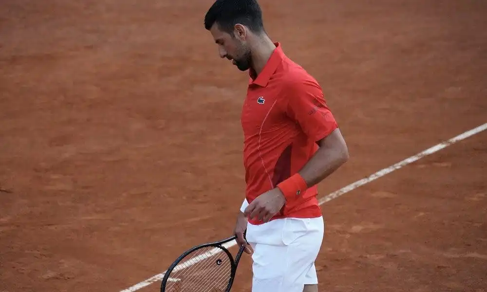 Clamoroso a Roma: Djokovic crolla a terra colpito alla testa da una borraccia caduta da uno zaino