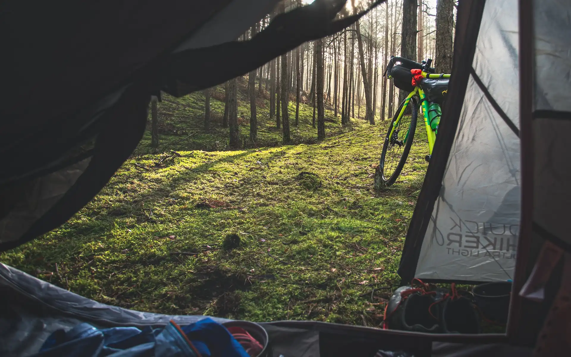 Bikepacking, cosa portare per la notte: tenda o amaca e telo?